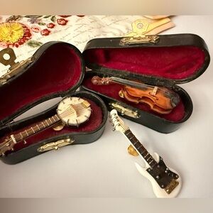 Vintage Miniature Wood Violin Electric Guitar Banjo Lapel Pin Instrument Case